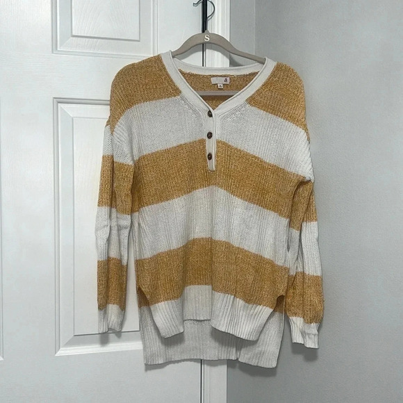 Women’s Buttoned Sweater - Picture 4 of 4